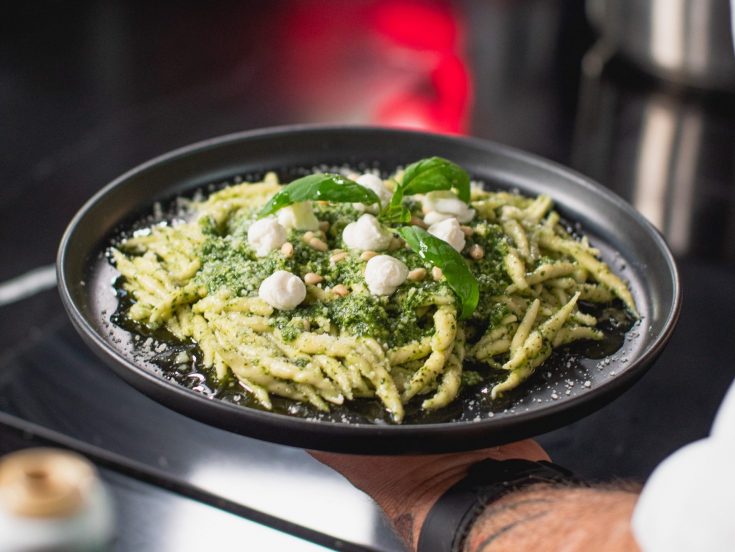 Trofie au pesto alla genovese dans une poêle, billes de stracciatella et basilic frais