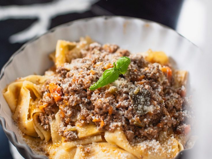 Fettuccine au ragù alla bolognese, viande mijotée, parmesan râpé et feuille de basilic