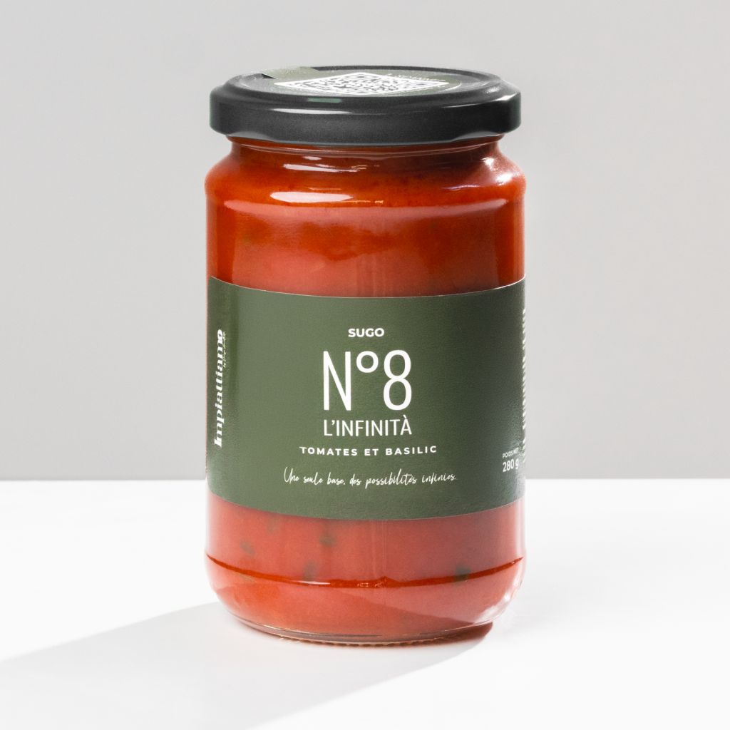 Bocal de sauce tomate Impiattiamo N°8 L’Infinità, aux tomates et au basilic, sur fond gris clair