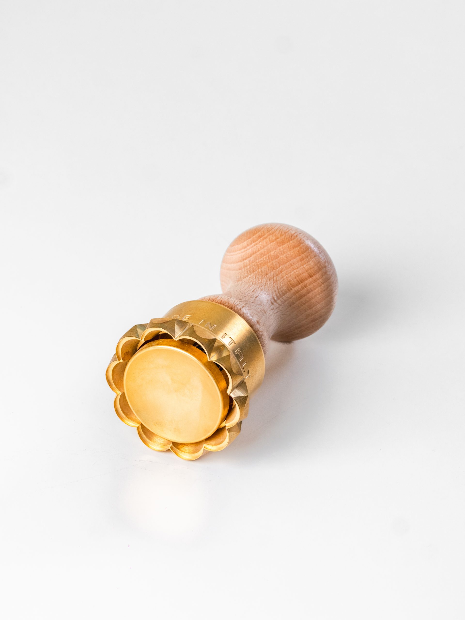 Timbre à Ravioli - Outil de Préparation des Fait Maison Pâtes | Laiton & Bois Naturel | Robuste & Facile à Utiliser | Tampon à Raviolis & Tortellini Fabriqué en Italie