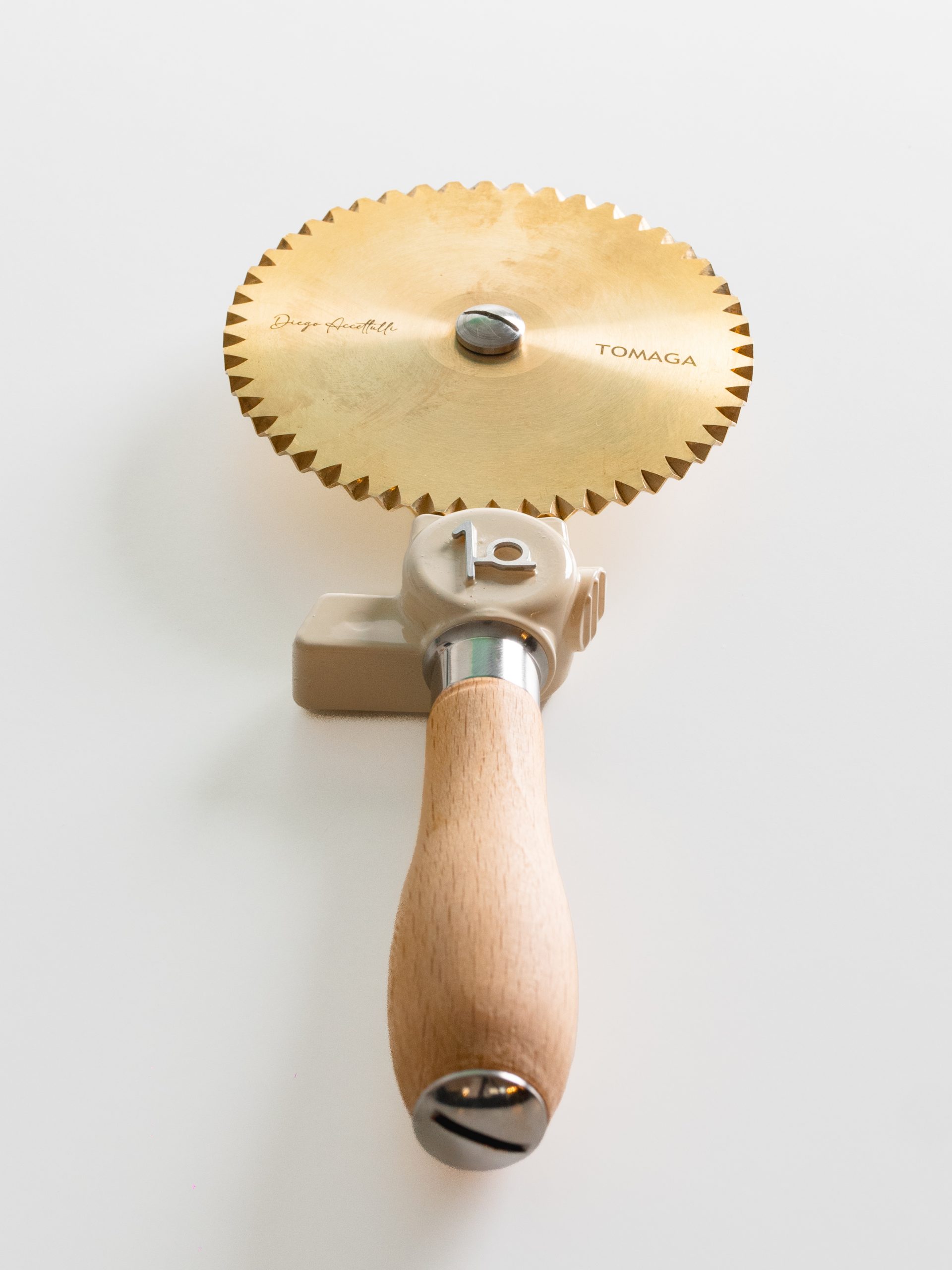 Roulette Coupe Pate Patisserie, Roulette Raviolis avec Manche en Bois Coupe-Ravioli Pizza Boulette Dentelle Fabrication Rouleau Coupe-Pâte Outil