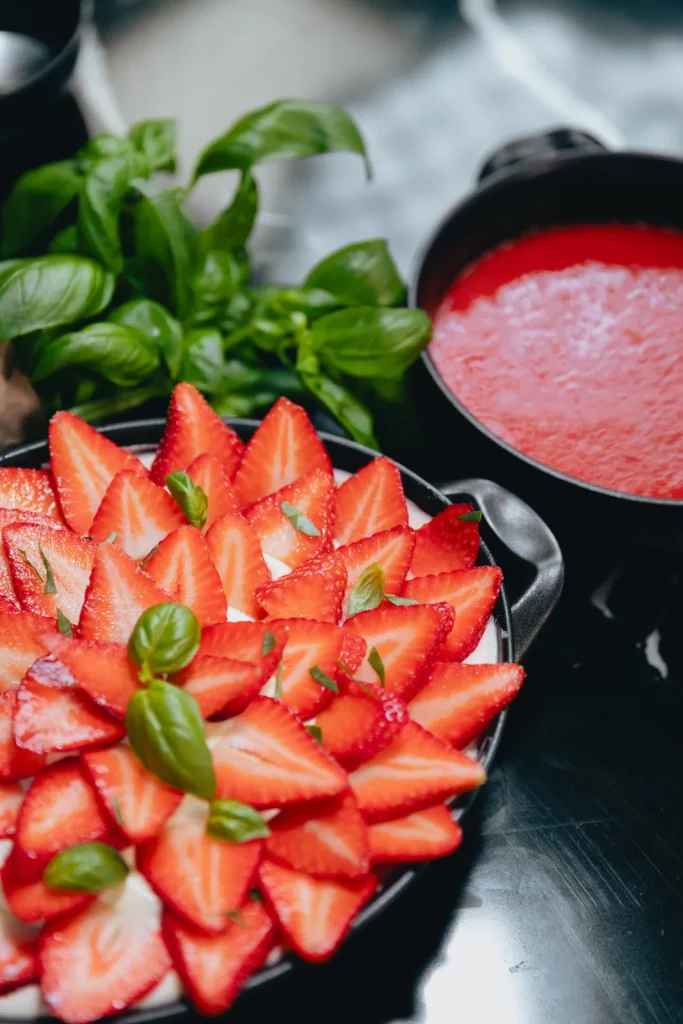 Tiramisu aux fraises de Diego : fraises tranchées en éventail, crème mascarpone et basilic frais